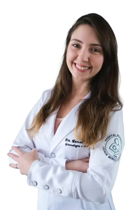 Dra. Marssella Ponce, ginecologista especialista em menopausa e emagrecimento, sorrindo de jaleco branco